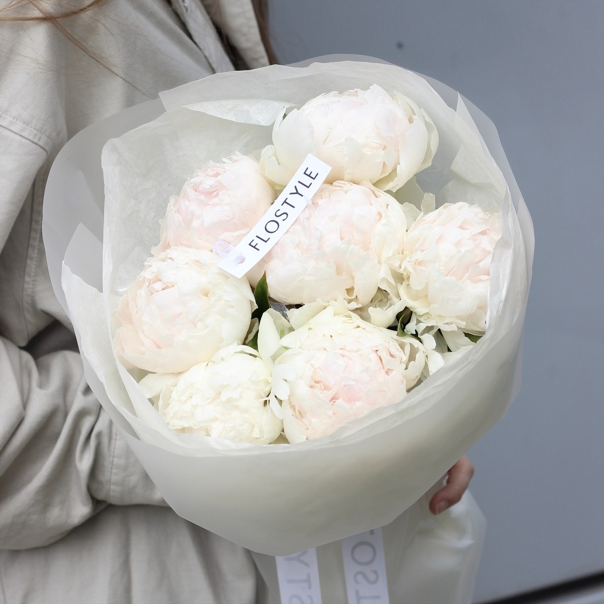 buket iz 7 belyh pionov 8